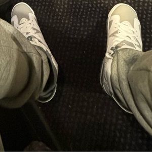 These are Jordan’s 6’s cool grey retros only worn 3x there in good condition!!